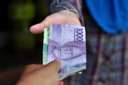 Téléchargez les photos : Indonésie billets de banque roupie argent pour transaction commerciale ciblage sélectif - en image libre de droit