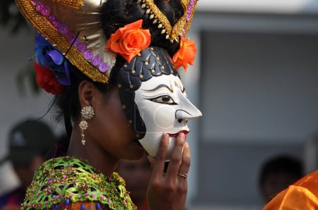 Téléchargez les photos : Jakarta, Indonesia - July 8, 2018 : Betawi mask dancers holding their masks during a cultural carnival event in Jakarta, Indonesia - en image libre de droit