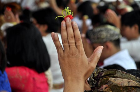Foto de Posición de las manos sujetando flores en la oración hindú - Imagen libre de derechos
