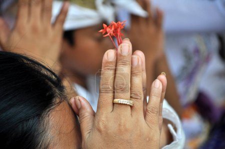 Foto de Position of hands clasping flowers in hindu prayer - Imagen libre de derechos