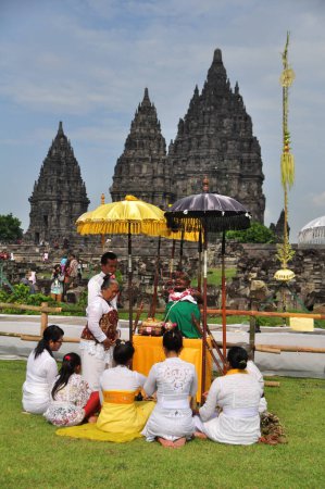 Téléchargez les photos : Yogyakarta, Indonésie - 30 mars 2014 : Cérémonie religieuse de la journée hindoue Nyepi dans la cour du temple Prambanan, Yogyakarta - Indonésie - en image libre de droit