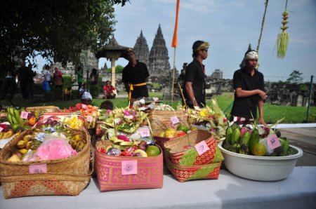 Téléchargez les photos : Yogyakarta, Indonesia - March 30, 2014 : Food brought by participants of the Nyepi day ceremony in the courtyard of Prambanan Temple, Yogyakarta - Indonesia - en image libre de droit