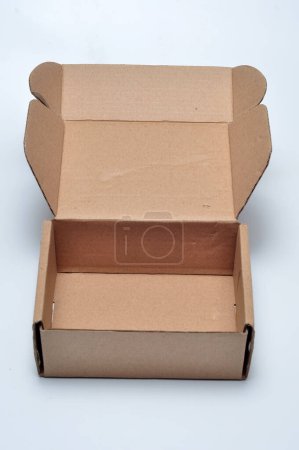 Téléchargez les photos : Boîte ouverte en carton couleur brun clair fond blanc - en image libre de droit