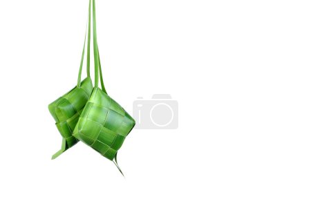 Téléchargez les photos : Ketupat est un aliment traditionnel indonésien fait de riz enveloppé dans des feuilles de noix de coco - en image libre de droit