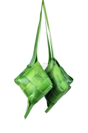 Téléchargez les photos : Ketupat est un aliment traditionnel indonésien fait de riz enveloppé dans des feuilles de noix de coco - en image libre de droit