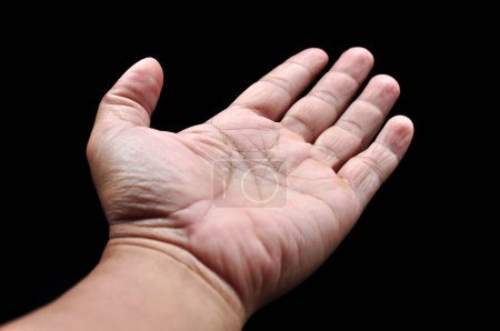 Téléchargez les photos : Asiatique homme paumes grand ouvert doigts noir fond - en image libre de droit
