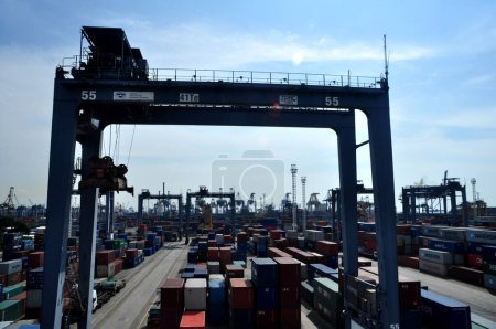 Téléchargez les photos : Jakarta, Indonésie - 26 mai 2017 : Activités de chargement et de déchargement de conteneurs au port de Tanjung Priok, Jakarta - Indonésie - en image libre de droit