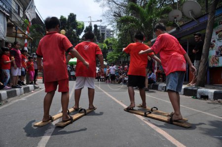 Téléchargez les photos : Jakarta, Indonésie - Le 17 août 2015 : Une course de sabots de sandales en bois lors des célébrations de la fête de l'indépendance indonésienne à Jakarta, Indonésie - en image libre de droit