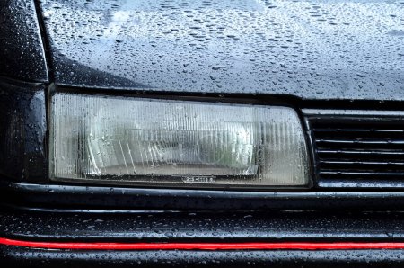 Téléchargez les photos : Gouttes de pluie eau collant à la mise au point sélective du corps de voiture - en image libre de droit