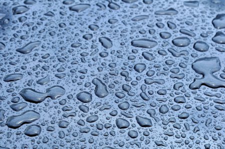 Téléchargez les photos : Gouttes de pluie eau collant à la mise au point sélective du corps de voiture - en image libre de droit