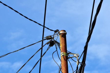 Téléchargez les photos : Installation de câbles réseau dans une zone villageoise de Java Ouest, Indonésie - en image libre de droit