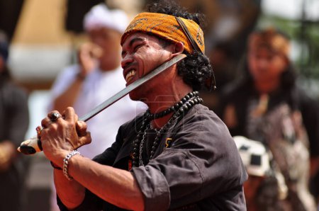 Téléchargez les photos : Tasikmalaya, Indonésie - 11 novembre 2023 : Représentation de la tradition Debus lors d'un événement culturel à Tasikmalaya, Java occidental, Indonésie - en image libre de droit