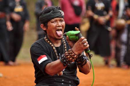 Téléchargez les photos : Tasikmalaya, Indonésie - 11 novembre 2023 : Représentation de la tradition Debus lors d'un événement culturel à Tasikmalaya, Java occidental, Indonésie - en image libre de droit