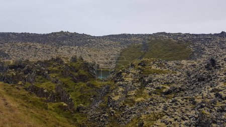 Téléchargez les photos : Champ de lave et un petit lagon en Islande - en image libre de droit