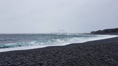 Téléchargez les photos : Fortes vagues océaniques frappant la plage de sable noir à la plage de Djupalonssandur en Islande - en image libre de droit