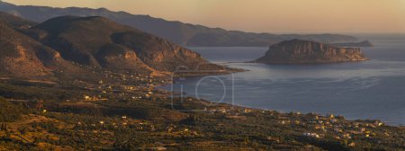 Téléchargez les photos : Perles de Grèce-Monemvasia-vue d'en haut - en image libre de droit