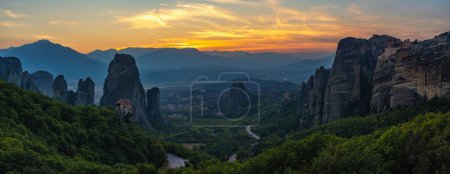 Foto de Meteora, Grecia-Panorama de paisajes montañosos de rocas y monasterios - Imagen libre de derechos