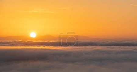 Téléchargez les photos : Plaque arrière pour CGI montrant le lever du soleil au-dessus des nuages-panorama - en image libre de droit
