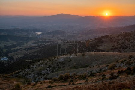 Foto de Vista del paisaje de Grecia central vista desde el macizo del Monte Olimpo al atardecer - Imagen libre de derechos