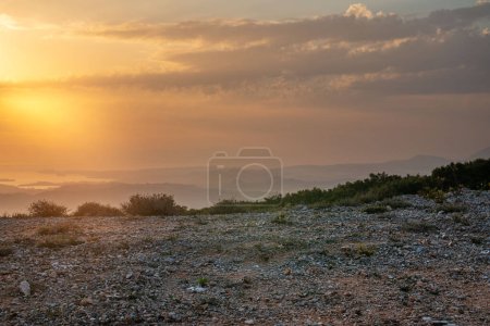 Téléchargez les photos : Plaque arrière pour CGI montrant un stationnement en gravier à un belvédère sur l'île de Corfou pendant un beau lever de soleil - en image libre de droit