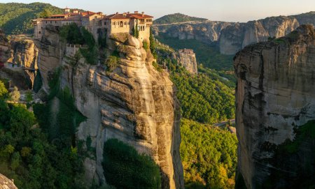 Téléchargez les photos : Meteora, Grèce-Panorama des paysages de montagne de rochers et de monastères - en image libre de droit