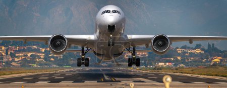 Téléchargez les photos : Avion de passagers décollant de l'aéroport - en image libre de droit