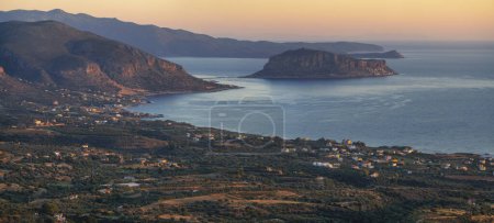 Téléchargez les photos : Monemvasia est l'un des endroits les plus beaux et pittoresques de toute la Grèce - en image libre de droit