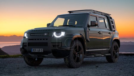 Téléchargez les photos : Land Rover Defender avec équipement d'expédition - en image libre de droit