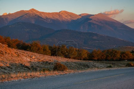 Foto de Un camino pavimentado y vacío en el macizo del Monte Olimpo en Grecia al atardecer - Imagen libre de derechos