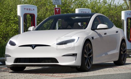 Foto de Tesla Model S Plaid at the charging station - Imagen libre de derechos