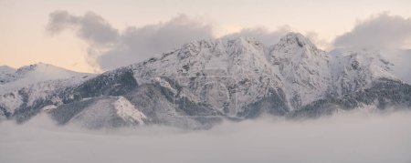 Foto de Picos nevados de las montañas Tatra que se elevan sobre la ciudad turística polaca de Zakopane - Imagen libre de derechos