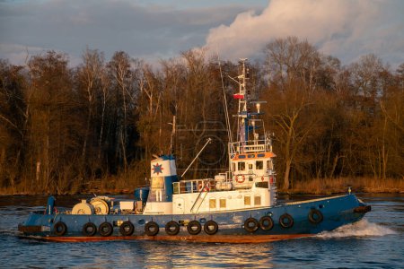 Foto de Buque remolcador en pista de aproximación portuaria - Imagen libre de derechos