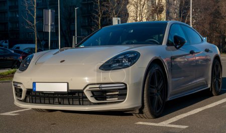 Téléchargez les photos : Porsche Panamera dans l'espace urbain - en image libre de droit