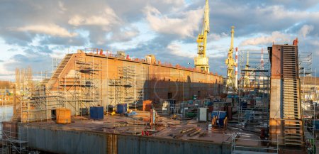 Téléchargez les photos : Quai sec nouvellement construit au chantier naval - en image libre de droit