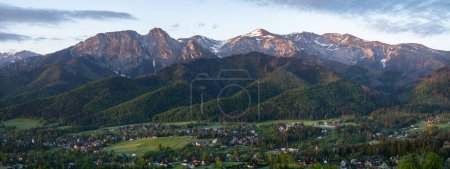 Téléchargez les photos : Panorama des Hautes Tatras d'en haut de la station balnéaire de Zakopane en Pologne - en image libre de droit