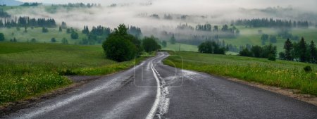 Téléchargez les photos : Route de montagne pendant une matinée brumeuse - en image libre de droit
