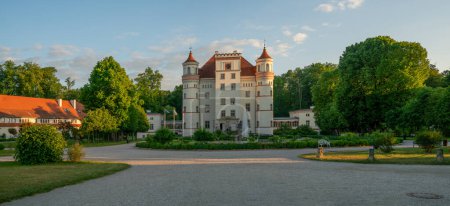Téléchargez les photos : Palais historique construit dans le village de Wojanow dans la Voïvodie de Basse-Silésie. - en image libre de droit