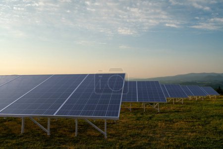 Foto de Paneles fotovoltaicos en zonas montañosas - Imagen libre de derechos