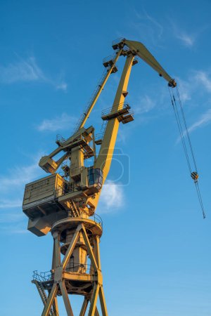 Téléchargez les photos : Grue du chantier naval contre ciel bleu - en image libre de droit