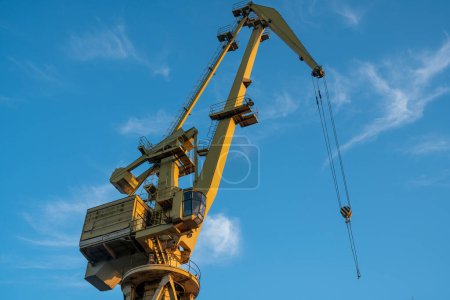 Téléchargez les photos : Grue du chantier naval contre ciel bleu - en image libre de droit