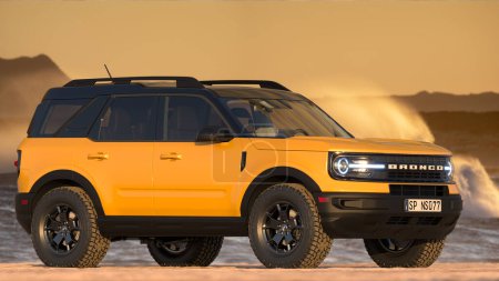 Téléchargez les photos : Ford Bronco Sport sur une plage de sable - en image libre de droit