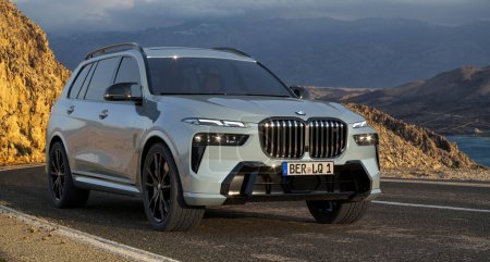 Téléchargez les photos : Nouveau lifting BMW X7 de luxe - en image libre de droit