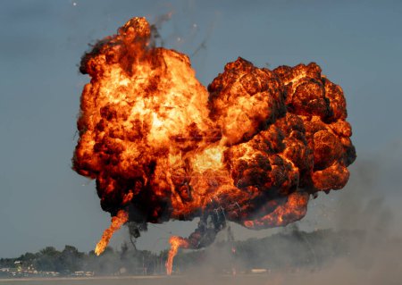 Téléchargez les photos : Série d'explosions sur le sol de matériaux pyrotechniques de type napalm - en image libre de droit