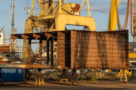 Téléchargez les photos : Une machine lourde fabriquée dans l'industrie de la construction navale - en image libre de droit