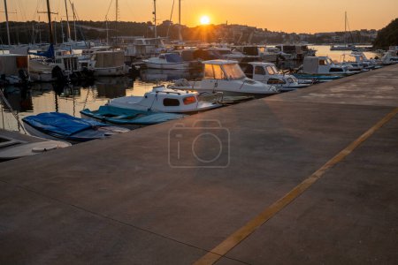 Téléchargez les photos : Quai en béton dans la marina au lever du soleil - en image libre de droit