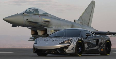 Téléchargez les photos : McLaren 620R face à un avion de combat moderne - en image libre de droit