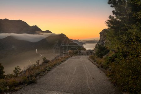 Téléchargez les photos : Spectaculaire route de montagne sinueuse dans le parc naturel Biokovo, Dalmatie, Croatie - en image libre de droit