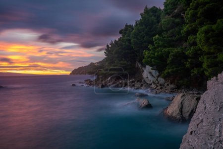 Téléchargez les photos : Paysage spectaculaire de la côte rocheuse sur la Riviera de Makarska lors d'un coucher de soleil orageux - en image libre de droit