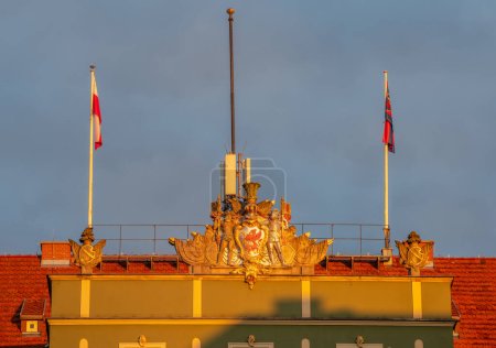 Téléchargez les photos : Armoiries et drapeaux de la ville de Szczecin sur le bâtiment de la mairie, Pologne - en image libre de droit