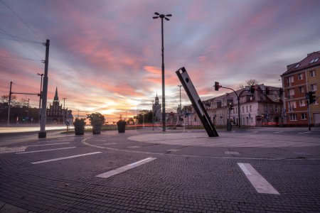 Téléchargez les photos : Cadran solaire sur la place dans le quartier représentatif de la Szczecin polonais pendant le lever du soleil d'automne - en image libre de droit